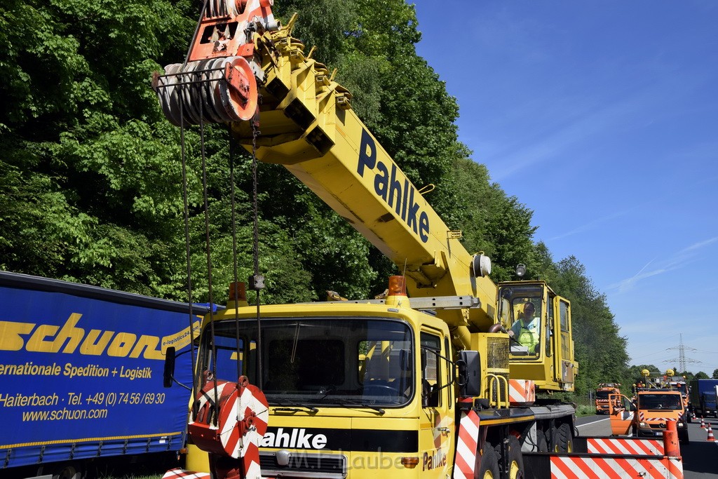 LKW in Boeschung A 3 Rich Frankfurt Hoehe Roesrath Lohmar P047.JPG - Miklos Laubert